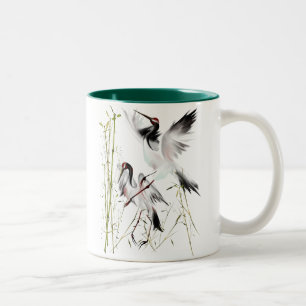 Dos grúas en las tazas de bambú