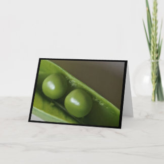 Dos guisantes en una tarjeta de la vaina (espacio