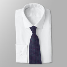 Dos imágenes de una corbata azul oscuro sobre un f