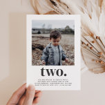 Dos - Invitación al cumpleaños de la foto cuadrada<br><div class="desc">Una moderna invitación para el segundo cumpleaños con tu propia foto y la palabra "dos" debajo.</div>
