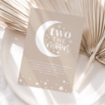 Dos Invitación De Cumpleaños De La Luna Beige<br><div class="desc">Un diseño "dos en luna" con un fondo beige,  ideal para tu segundo cumpleaños con la temática de la luna. En este diseño se puede editar el color del fondo,  el elemento tipográfico de la luna y también el patrón estelar a lo largo de la parte inferior.</div>