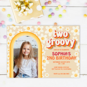 Dos invitaciones de cumpleaños a la foto de Groovy