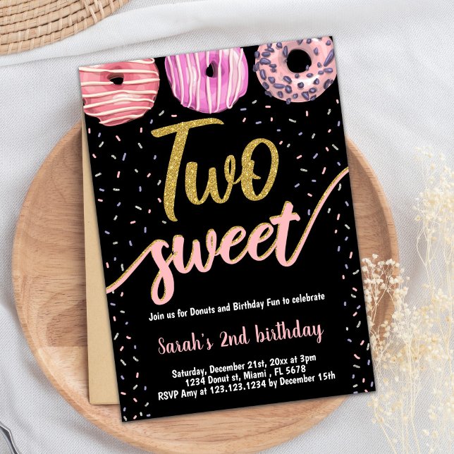 Dos invitaciones de cumpleaños de donut negro dora (Two Sweet Gold Black Donut Birthday Invitations)