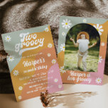Dos invitaciones de cumpleaños Groovy Retro Daisy<br><div class="desc">Se trata de una tarjeta de invitación para dos novios con una paleta de colores retro. Seleccione "personalizar esta plantilla" para editar la mayoría de las palabras. Si es necesario realizar más ediciones como el color de fondo, los colores del texto y más, por favor seleccione "personalizar más lejos" en...</div>