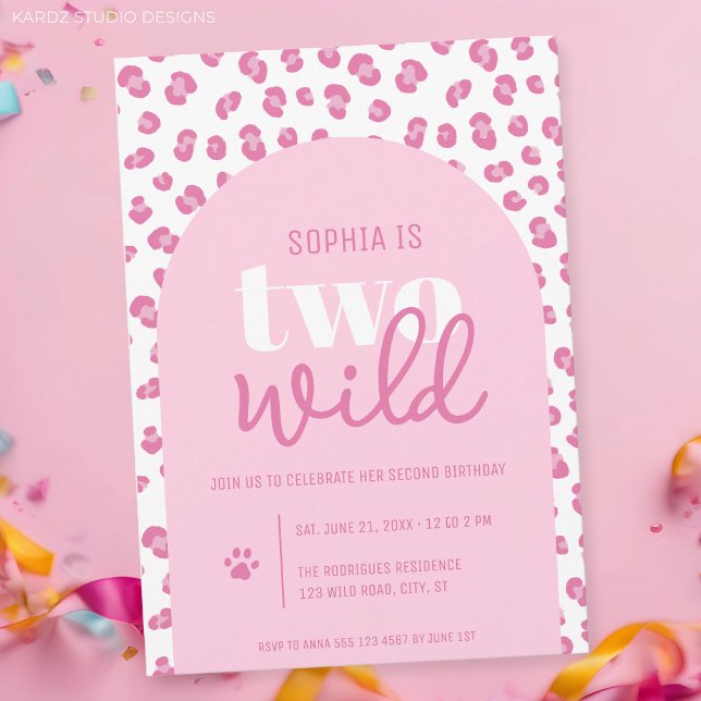 Dos invitaciones de segundo cumpleaños de Chica sa (Two Wild, girl´s second birthday pink invitation with a leopard pattern on the background.)