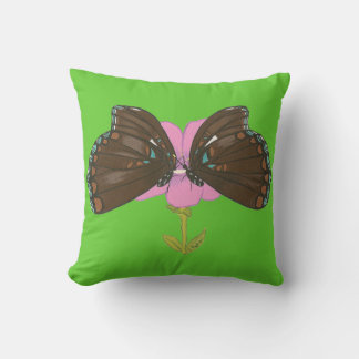 Dos mariposas marrones en las almohadas de flores 