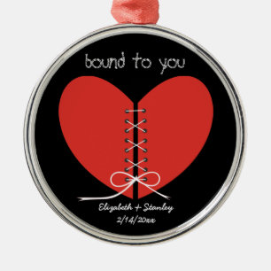 Dos mitades de un corazón atado con un ornamento d