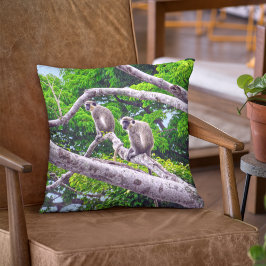 Dos Monos Verdes Sentados En El Cojín decorativo D