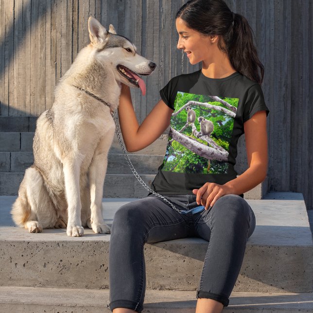 Dos monos verdes sentados en una camiseta impresa  (Subido por el creador)
