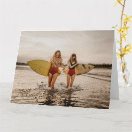 dos mujeres con tarjeta de saludo de Surfboard