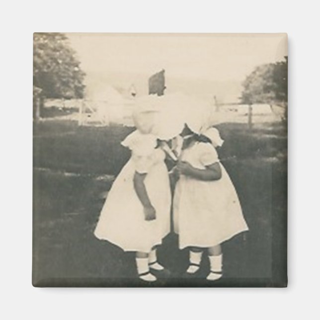 dos niñas pequeñas besando imán (Frente)