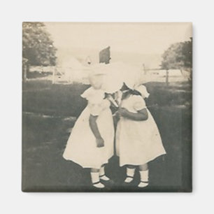 dos niñas que besan el imán