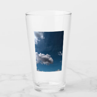 Dos nubes blancas sobre un cielo azul