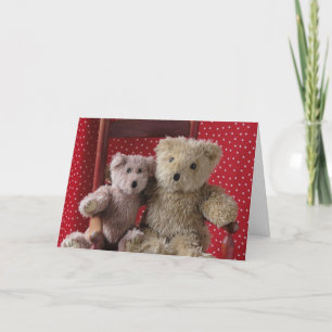 dos osos de peluche con una tarjeta de saludo en s