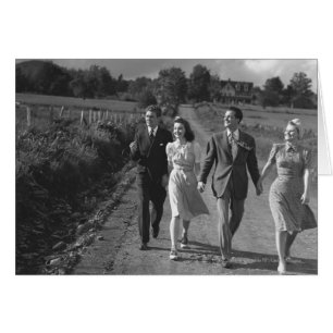 Dos parejas caminando por la carretera de campo B&