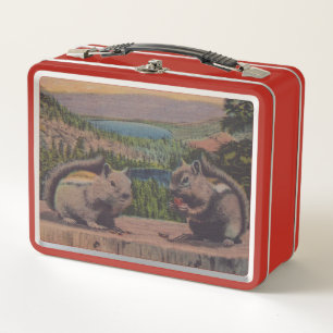 Dos pequeños Chipmunks en el lago Log Mountains