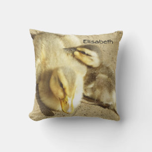 dos pequeños patos niños tiran almohada