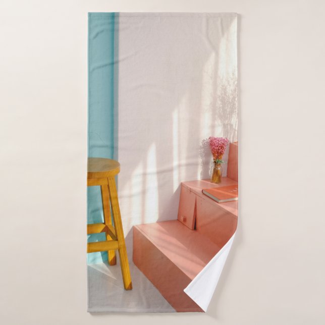 Dos taburetes amarillos de bar de madera (Toalla de baño)