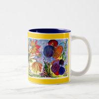 Dos tazas azules y anaranjadas grandes de la flor