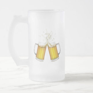 Dos tazas con una cerveza ligera.