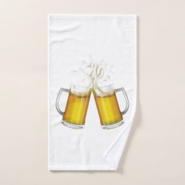 Dos tazas con una cerveza ligera.