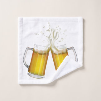Dos tazas con una cerveza ligera.