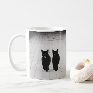 Dos tazas de café clásicas de sombreros negros