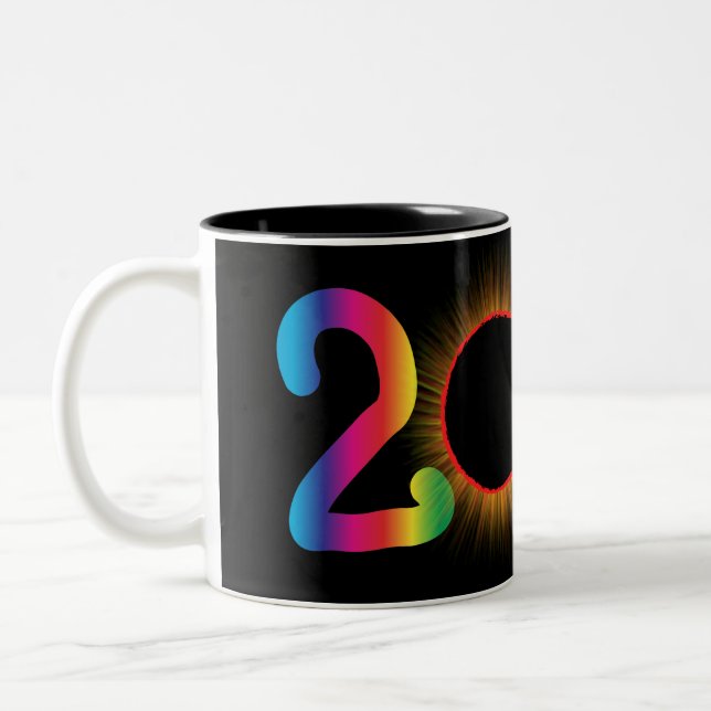 Dos tazas de café con imagen de eclipse solar 2017 (Izquierda)