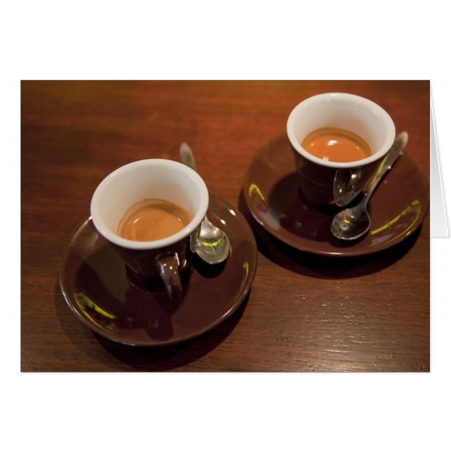 dos tazas de café espresso recién hecho en un (Anverso (Horizontal))