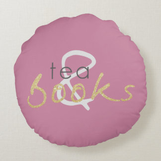 Dos té y libros de tejas rodean la almohada