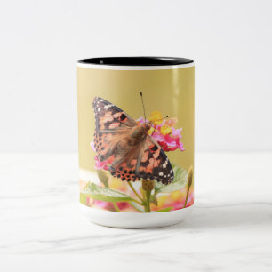 Dos tonos de taza con la foto de una mariposa pint