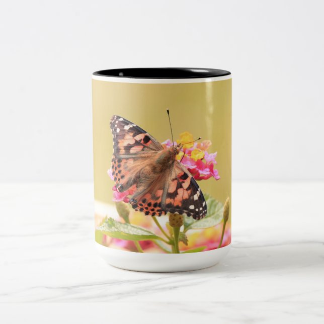 Dos tonos de taza con la foto de una mariposa pint (Centro)