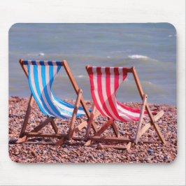 Dos tumbonas en la alfombra de la playa