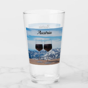 Dos vasos de vino tinto contra las montañas