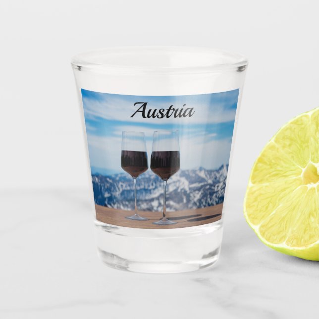 Dos vasos de vino tinto contra las montañas (Anverso)