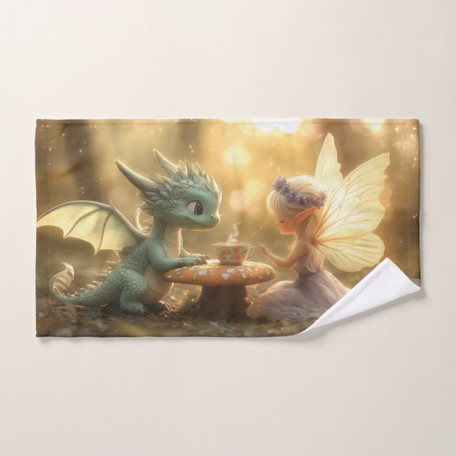 Dragón bebé lindo y hada disfrutando del té  (Toalla de mano)
