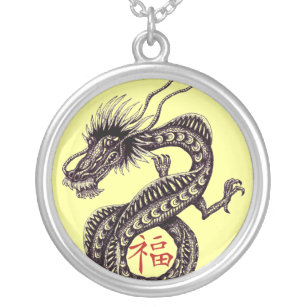 Dragón chino con el collar del símbolo de la buena