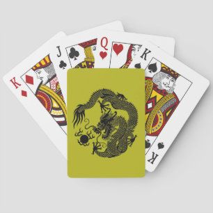 Dragón chino jugando cartas oro y negro