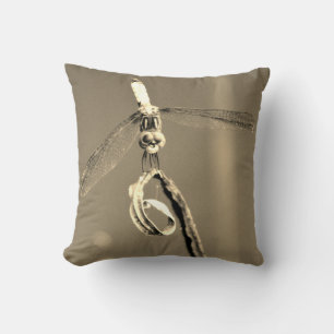 Dragón de almohada de tono sepia,