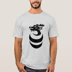 Dragón negro en camisa del huevo