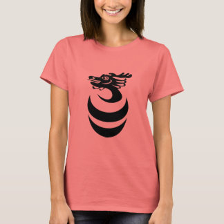 Dragón negro en camiseta de huevo