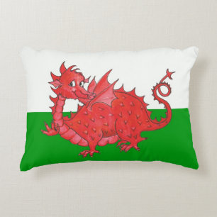 Dragón rojo curado sobre almohada de acento verde