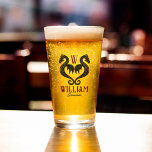 Dragón rojo negro de oro Monograma Boda de fantasí<br><div class="desc">Manejo monogramado para tus padrinos y el mejor hombre con un monograma de dragón gemelo, el nombre del timonel en una fuente de vintage roja adecuada para un boda de fantasía con temática de dragón, y su rol debajo. Cambie el texto para darle el vaso de cerveza a los padrinos,...</div>