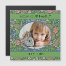 Dragonfly de época volando en un jardín inglés