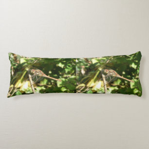 Dragonfly sobre la almohada de un cuerpo de peluca