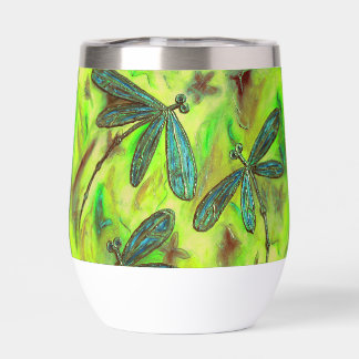 Dragonismo celestial en un cielo estrellado