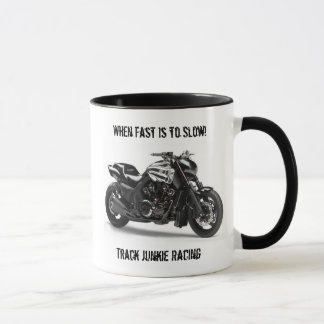 Drogadicto de la pista que compite con la taza