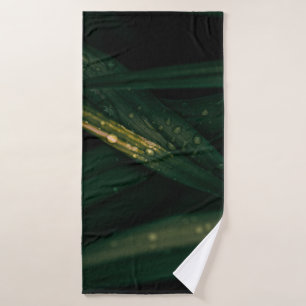 DROPLEOS DE AGUA EN LA HOJA VERDE
