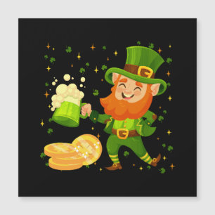 Duende bebiendo cerveza día de San Patricio