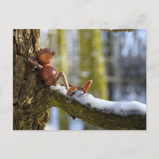 Duende de bellota en una tarjeta postal de bosque